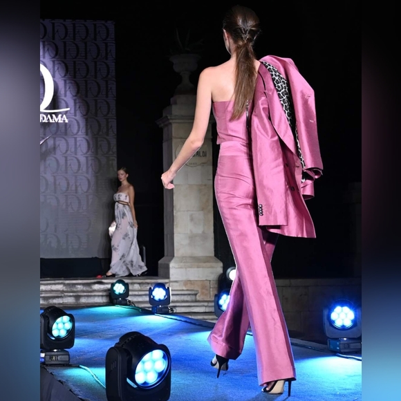 Suit - Picture 4 of 5